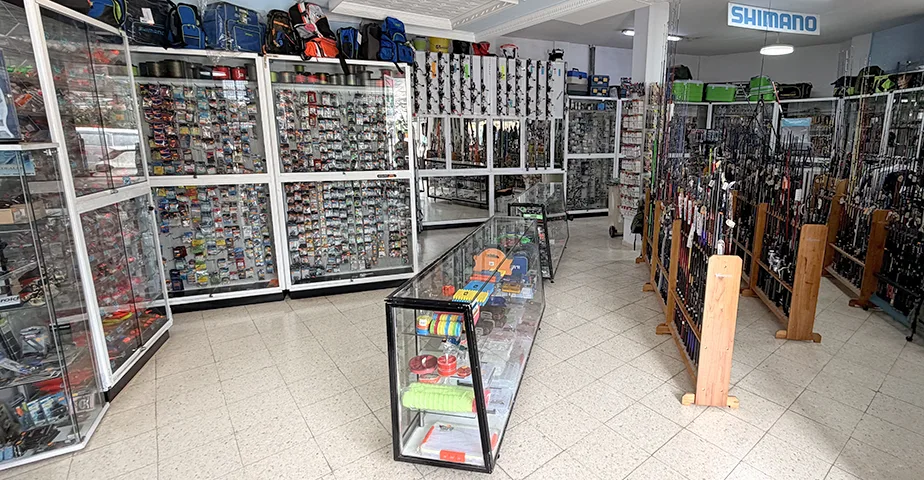 Vista general de material de pesca en la tienda de Gáldar